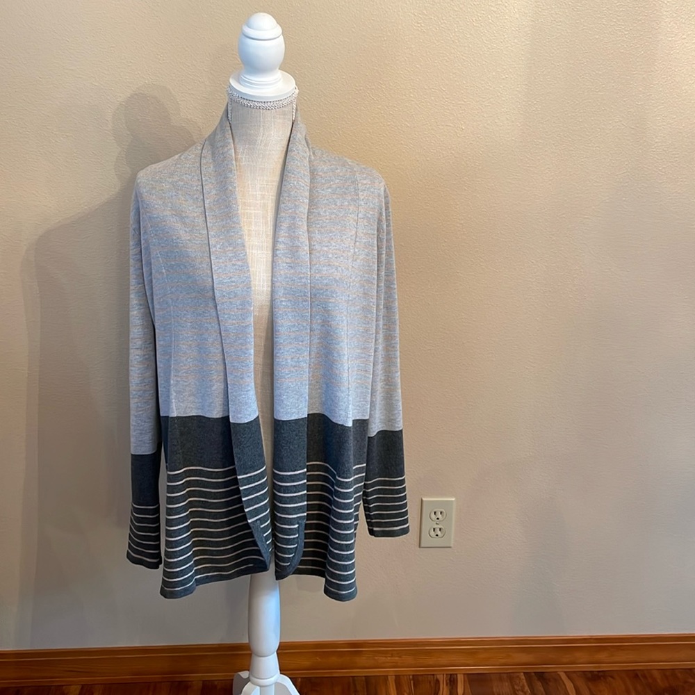 EVOLUTION By Cyrus Women’s Grey striped open front draped cardigan, size medium